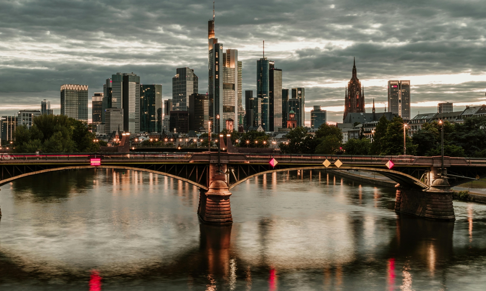 Frankfurter Skyline und Mainbrücke